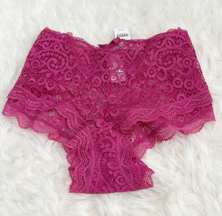 شورت فانتزی صورتی گیپور (انگلیسی)